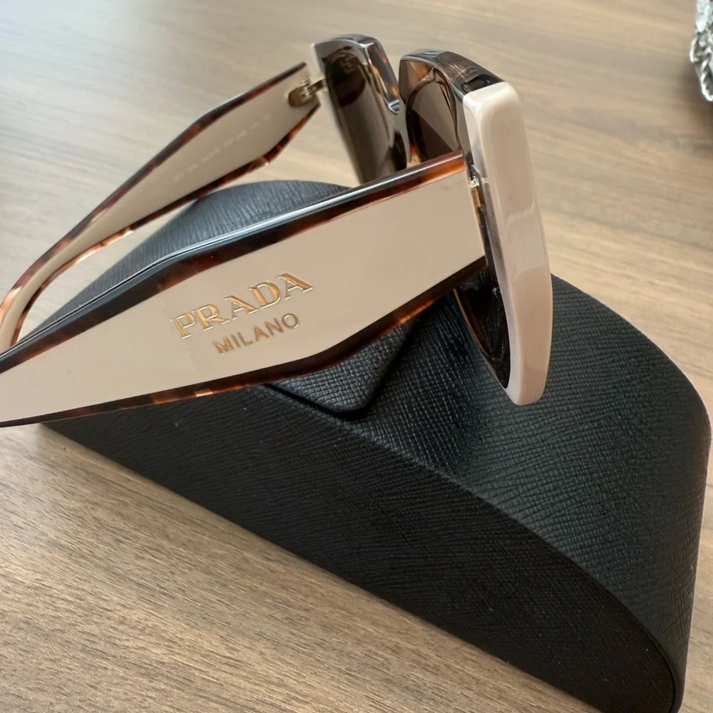 Prada chic tortoiseshell